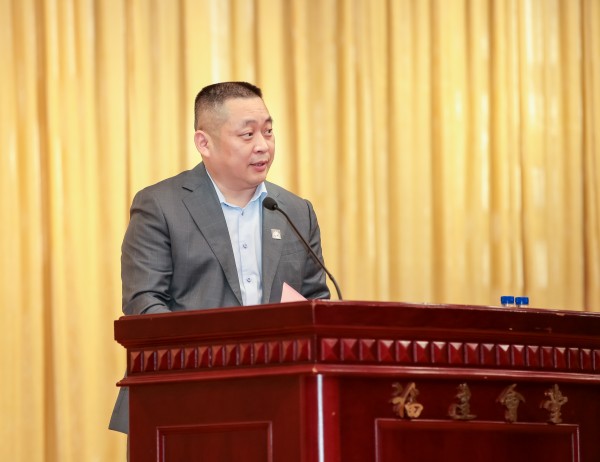 福建省中外企业家联谊会党支部书记李果作《章程》修改草案说明
